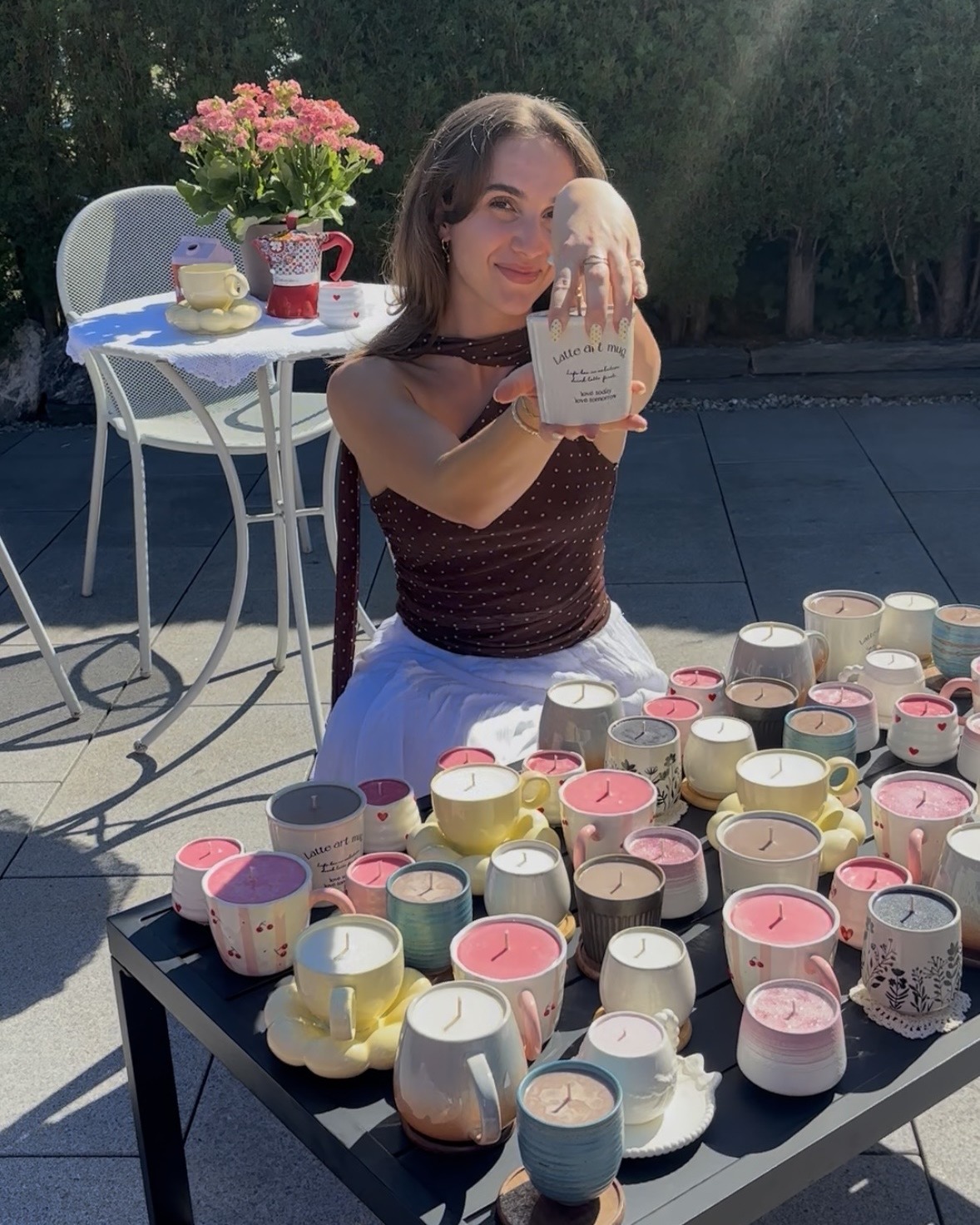 Luana mit handgegossenen SOLÉIH-Kerzen in Kaffee- und Teetassen